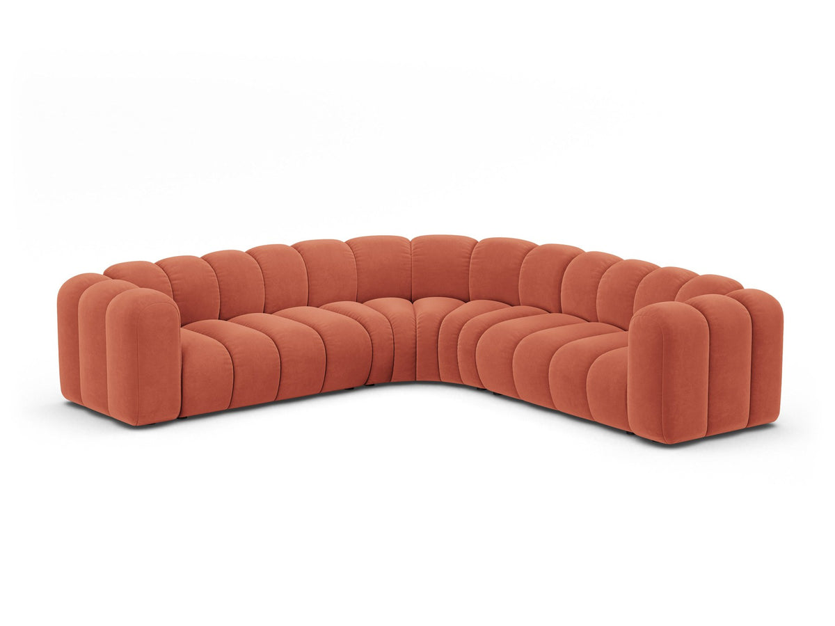 Modulares symmetrisches Ecksofa Lupine von Micadoni in leichtem Beige, Stoffbezug Venus, schwarze Kunststoffbeine, grosszügige Sitzfläche.