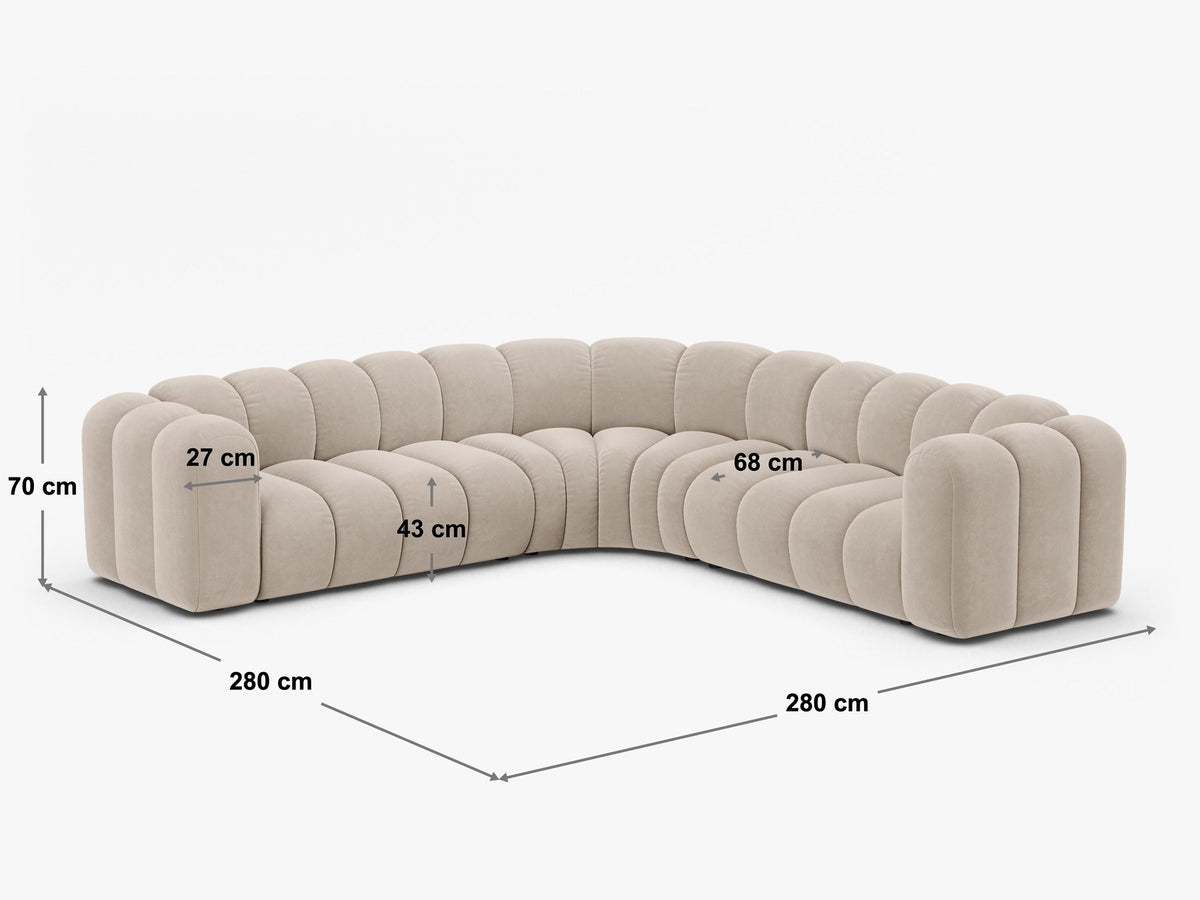 Modulares symmetrisches Ecksofa Lupine von Micadoni in leichtem Beige, Stoffbezug Venus, schwarze Kunststoffbeine, grosszügige Sitzfläche.