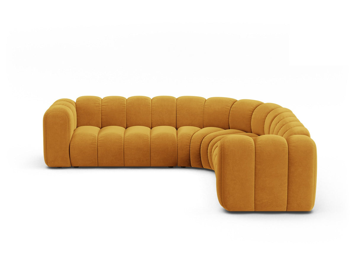 Modulares symmetrisches Ecksofa Lupine von Micadoni in leichtem Beige, Stoffbezug Venus, schwarze Kunststoffbeine, grosszügige Sitzfläche.