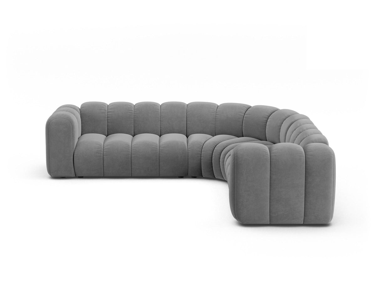Modulares symmetrisches Ecksofa Lupine von Micadoni in leichtem Beige, Stoffbezug Venus, schwarze Kunststoffbeine, grosszügige Sitzfläche.