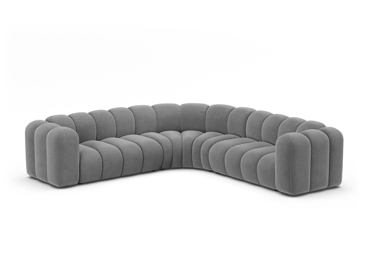 Modulares symmetrisches Ecksofa Lupine von Micadoni in leichtem Beige, Stoffbezug Venus, schwarze Kunststoffbeine, grosszügige Sitzfläche.