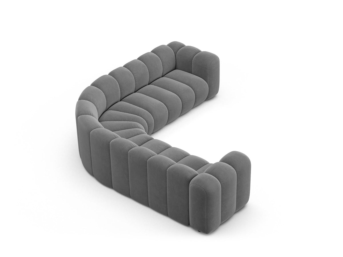 Modulares symmetrisches Ecksofa Lupine von Micadoni in leichtem Beige, Stoffbezug Venus, schwarze Kunststoffbeine, grosszügige Sitzfläche.