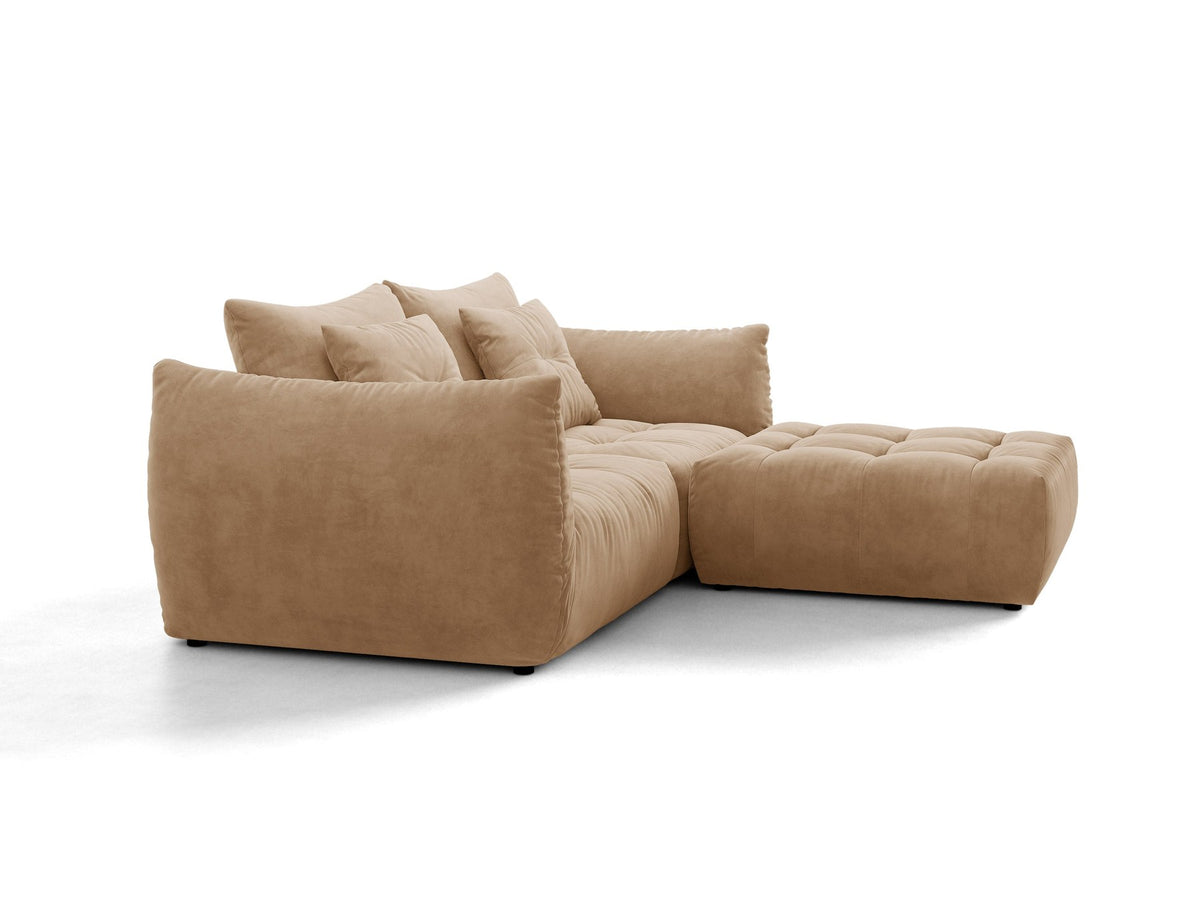 Modulares Ecksofa Bloom in leichtem Beige mit Veloursbezug Casino Pearl, schwarzen Kunststoffbeinen und tiefer Sitzfläche, linke Ausführung.