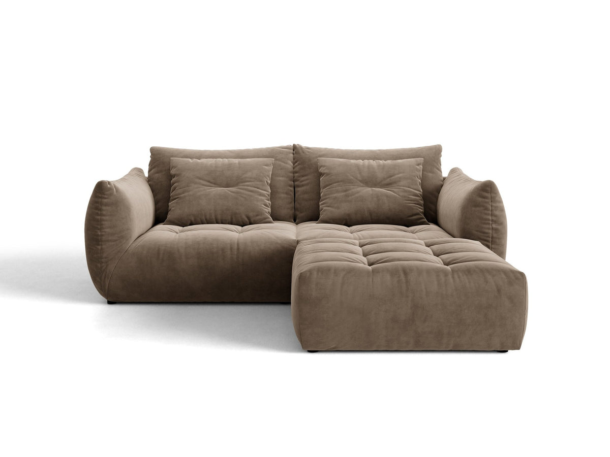 Modulares Ecksofa Bloom in leichtem Beige mit Veloursbezug Casino Pearl, schwarzen Kunststoffbeinen und tiefer Sitzfläche, linke Ausführung.