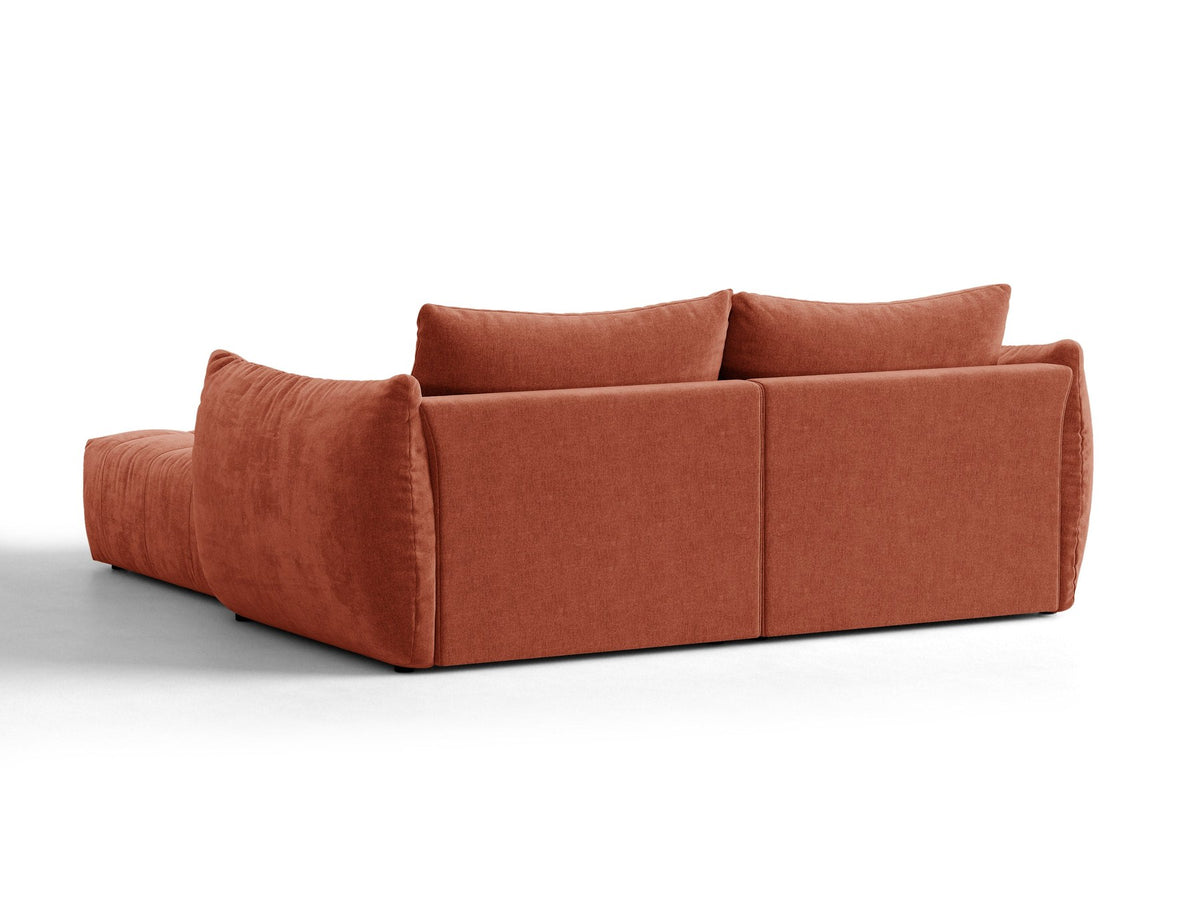 Modulares Ecksofa Bloom in leichtem Beige mit Veloursbezug Casino Pearl, schwarzen Kunststoffbeinen und tiefer Sitzfläche, linke Ausführung.