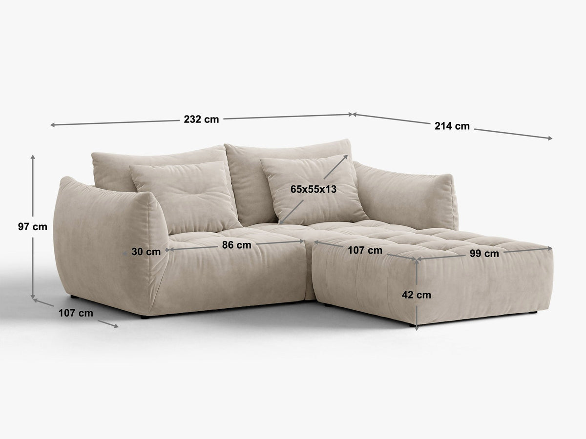 Modulares Ecksofa Bloom in leichtem Beige mit Veloursbezug Casino Pearl, schwarzen Kunststoffbeinen und tiefer Sitzfläche, linke Ausführung.