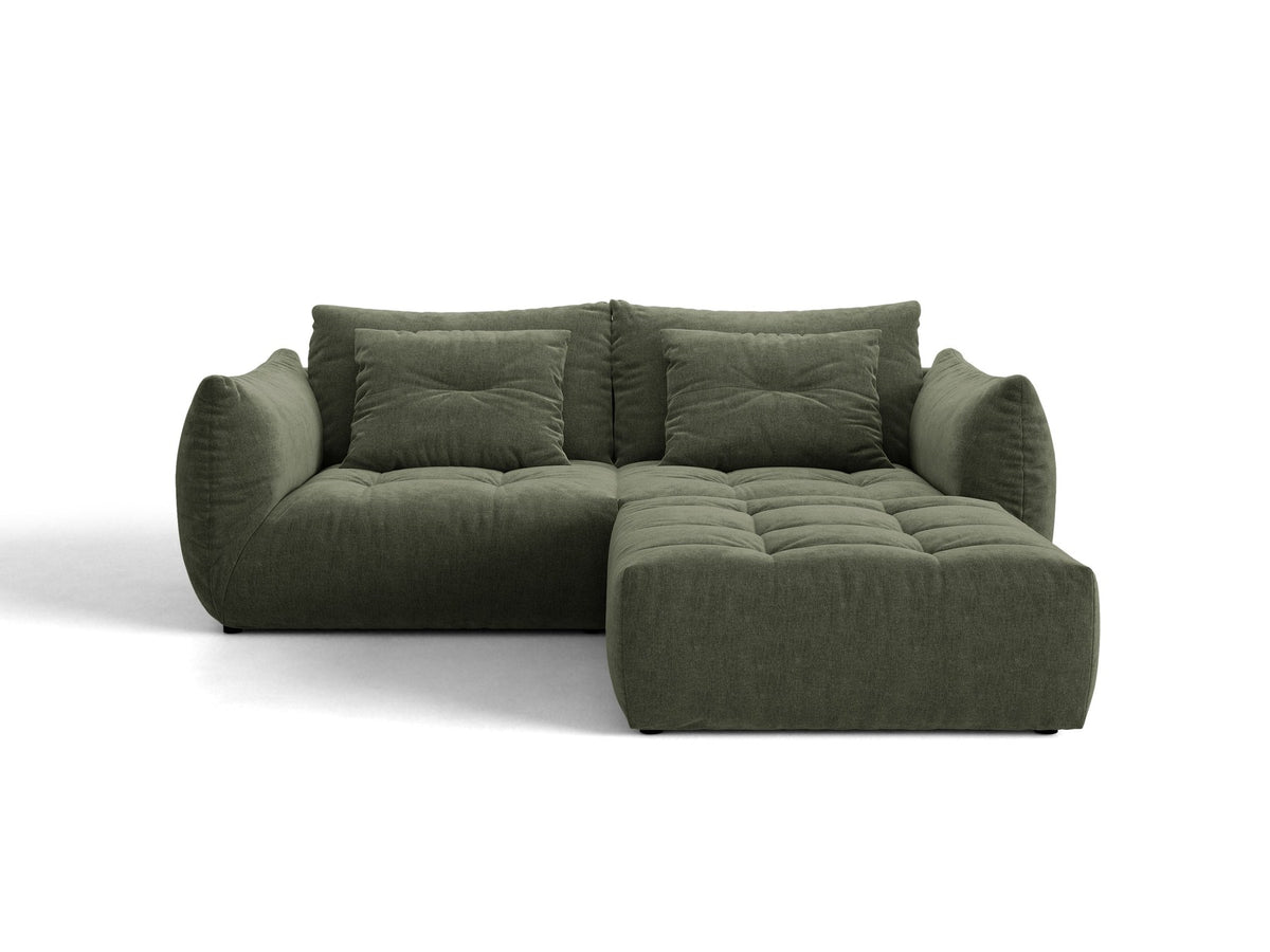 Modulares Ecksofa Bloom in leichtem Beige mit Veloursbezug Casino Pearl, schwarzen Kunststoffbeinen und tiefer Sitzfläche, linke Ausführung.