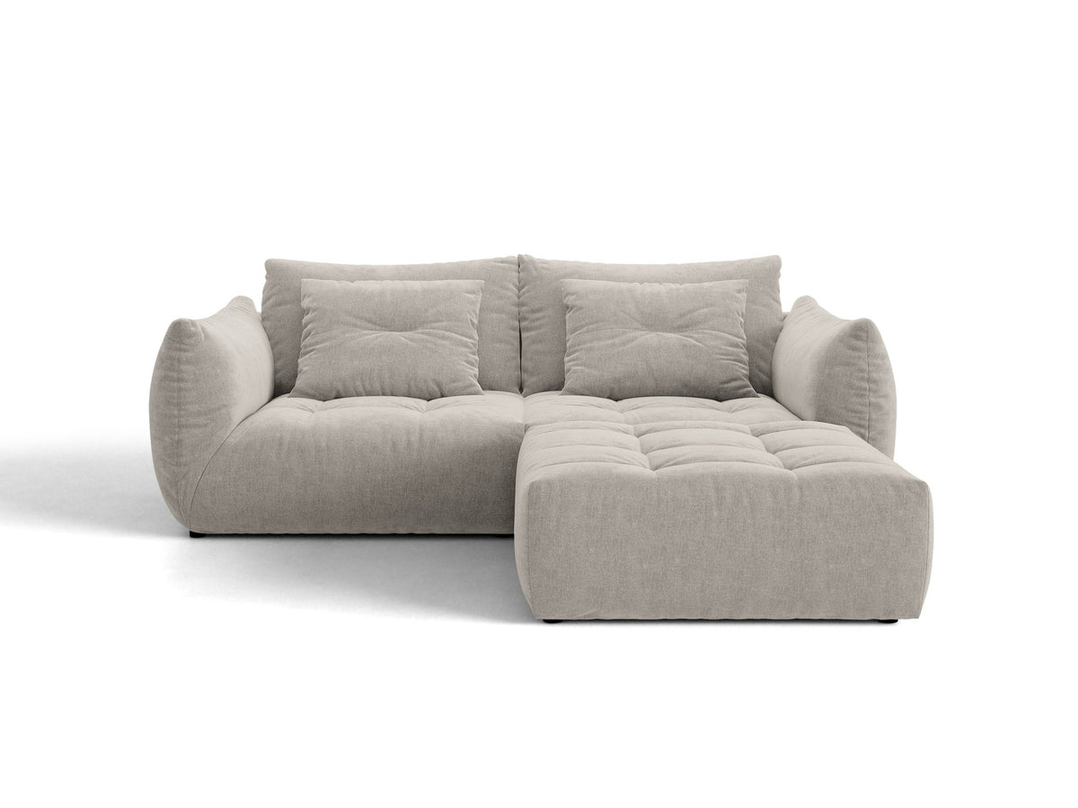 Modulares Ecksofa Bloom in leichtem Beige mit Veloursbezug Casino Pearl, schwarzen Kunststoffbeinen und tiefer Sitzfläche, linke Ausführung.