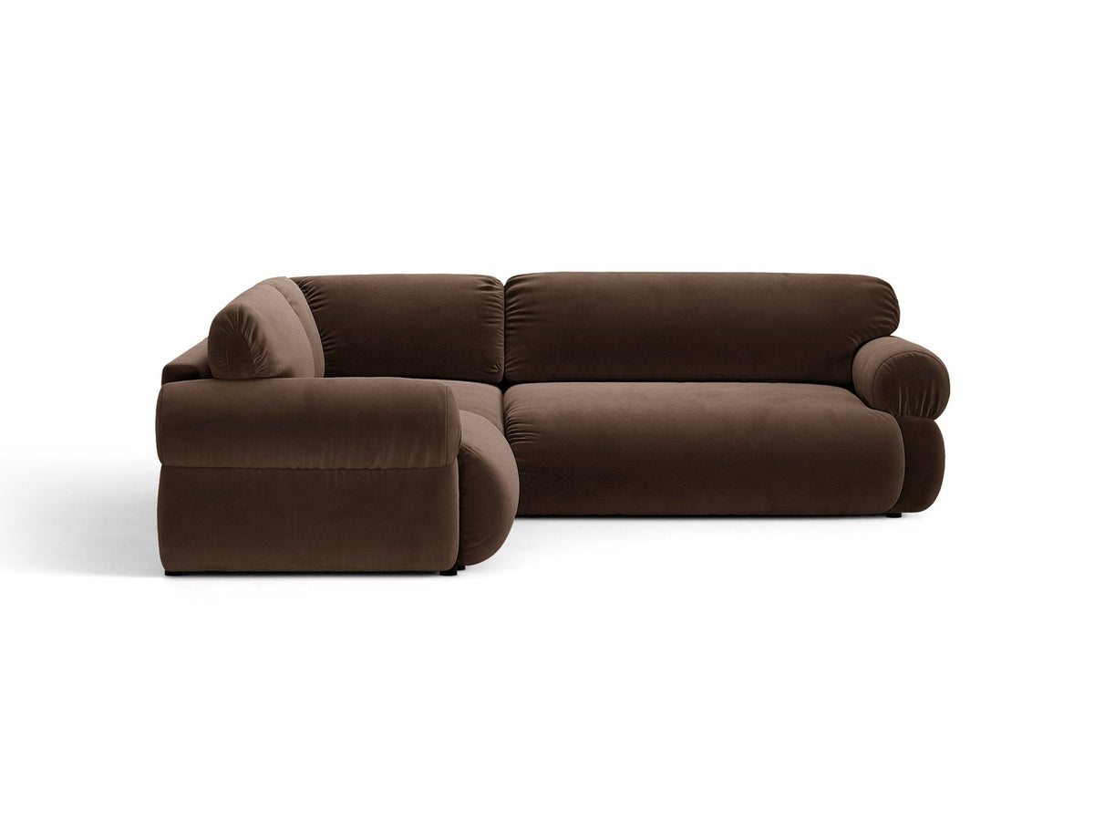 Beiges Ecksofa Ophelia von Micadoni mit Liberty-Stoff, schwarzen Kunststoffbeinen und niedriger, symmetrischer Silhouette im Wohnzimmer.
