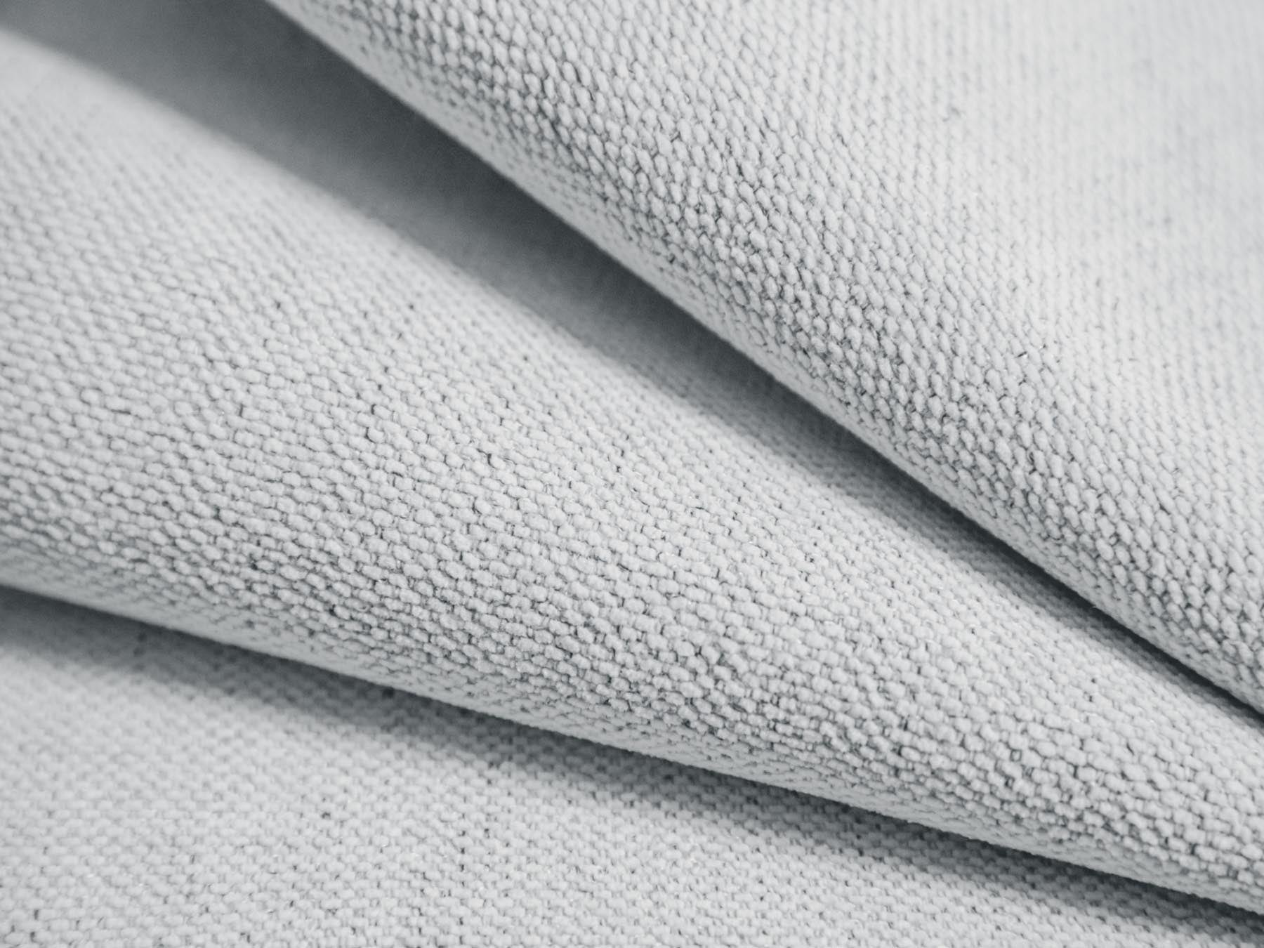 Elegantes Kopfteil Allison in sanftem Light Grey-Moly, ideal für zeitgemäße Schlafzimmergestaltung. Hochwertige Verarbeitung von Micadoni.