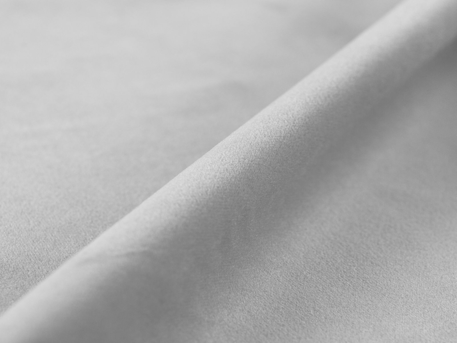 Modernes Kopfteil Nova in zartem Hellgrau, 140 cm breit, perfekt für eine elegante und zeitgemäße Schlafzimmeratmosphäre von Micadoni.
