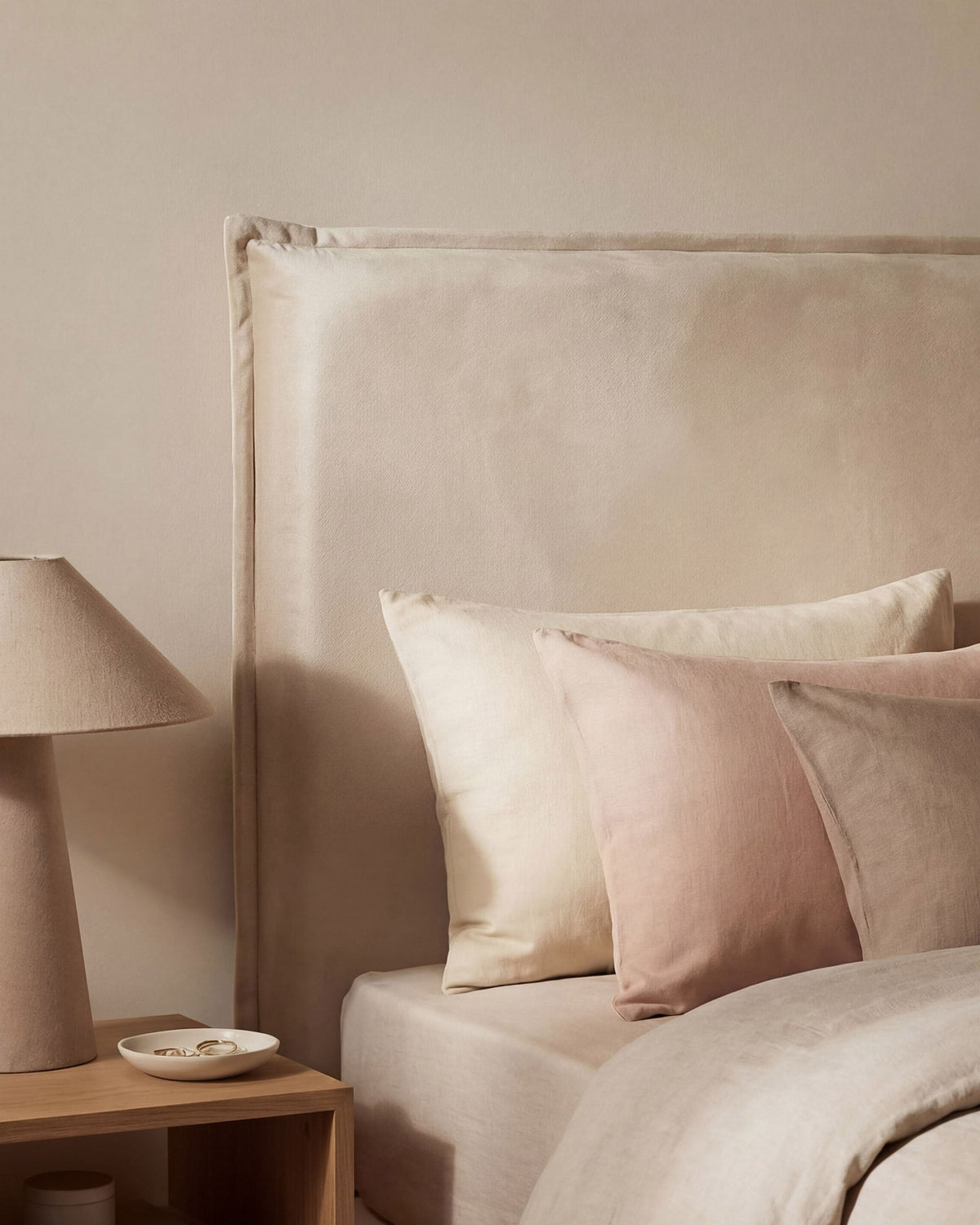 Gepolstertes Kopfteil Monica von Micadoni mit Stoffbezug und kurzen Kunststoffbeinen