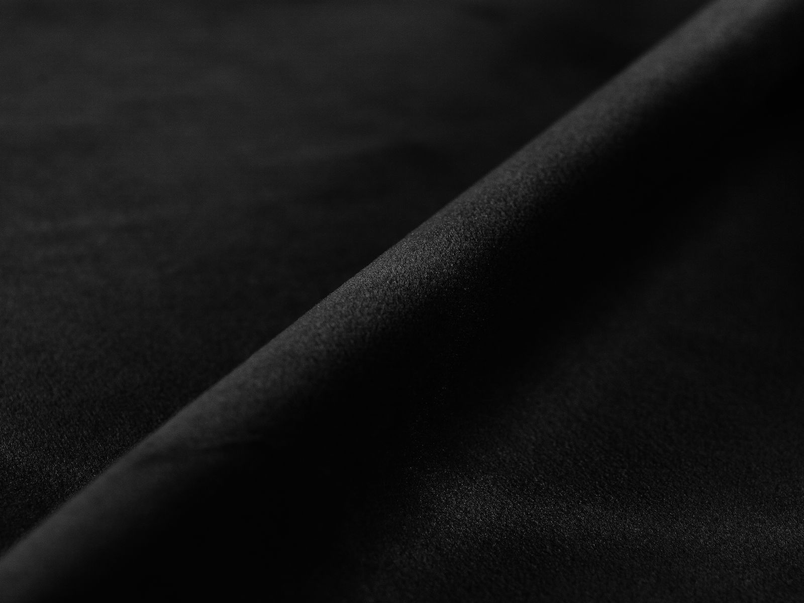 Stilvolles Kopfteil Nova 180cm in edlem Schwarz, perfekt für zeitgemäße Schlafzimmergestaltung und hochwertige Einrichtung.