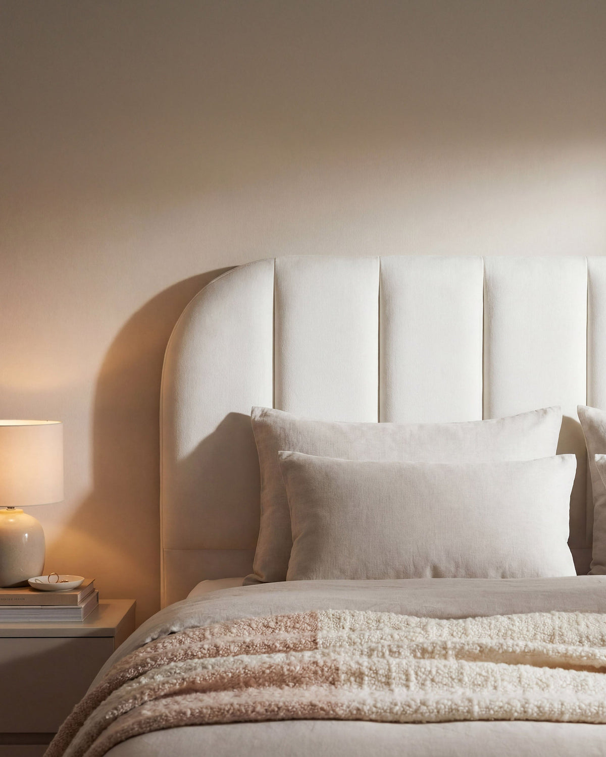 Billy Velour Headboard in Dark Beige-Bluvel präsentiert im Onlineshop von KAQTU Design AG. Kopfteile ist von Micadoni