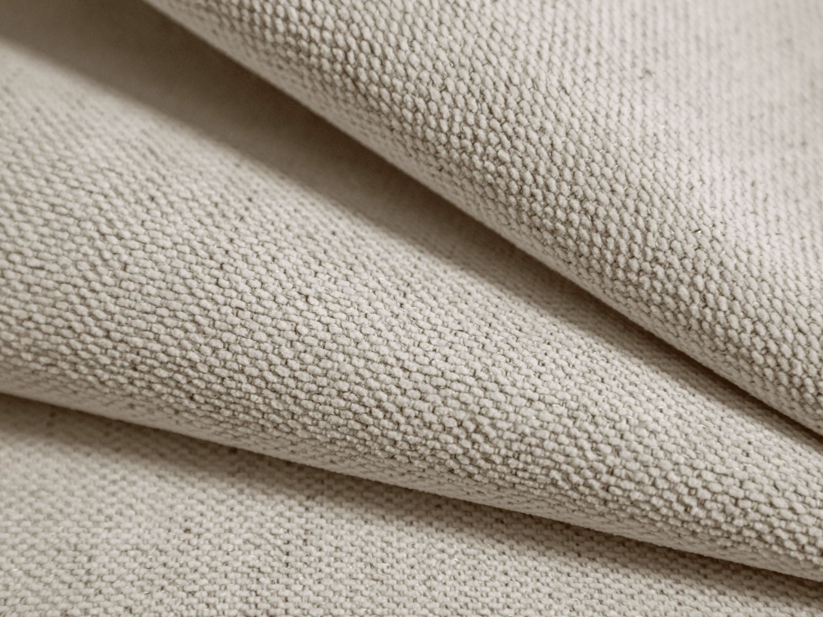 Stilvolles Kopfteil Mistero in zartem Beige, perfekt für moderne Schlafzimmer. Hochwertige Materialien und edles Design von Micadoni.