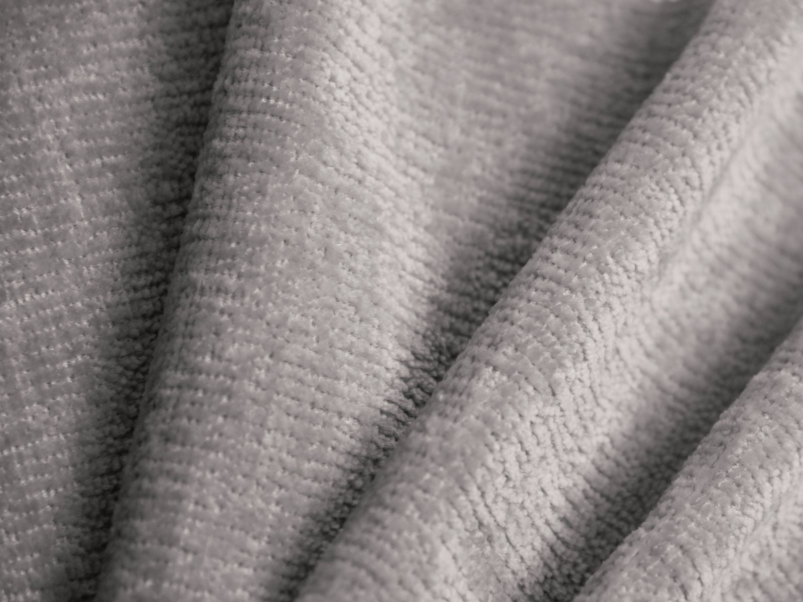 Modernes Kopfteil Mistero in zartem Hellgrau, perfekt für eine elegante Schlafzimmeratmosphäre. Hochwertige Materialien von Micadoni.