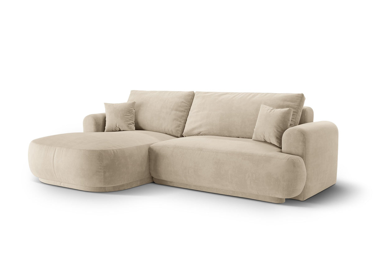 Ecksofa Ella von Micadoni in Leichtes Beige mit Veloursstoff-Bezug, schwarzen Kunststoffbeinen und ausklappbarer Liegefläche links, Retro-Form.