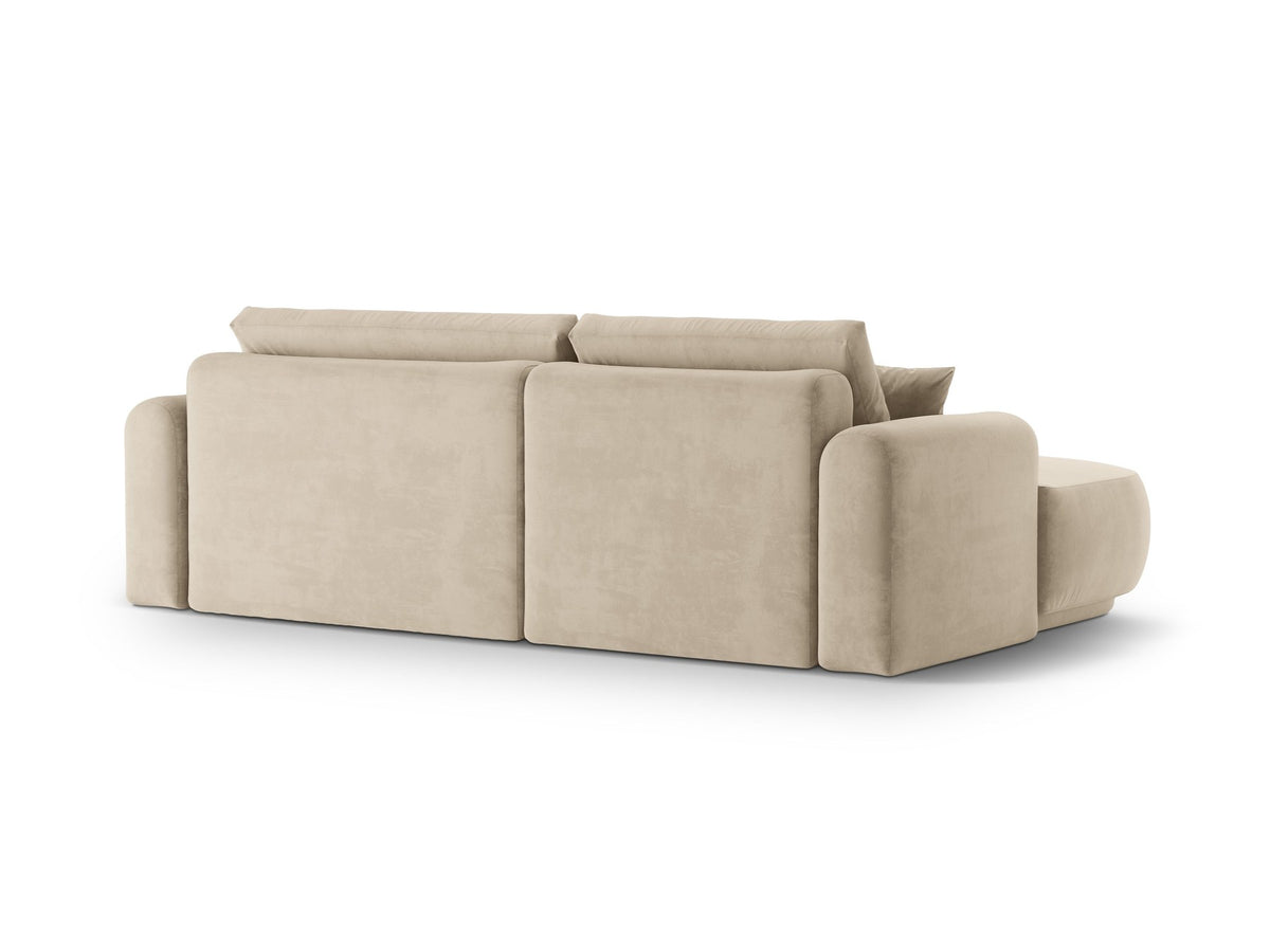 Ecksofa Ella von Micadoni in Leichtes Beige mit Veloursstoff-Bezug, schwarzen Kunststoffbeinen und ausklappbarer Liegefläche links, Retro-Form.