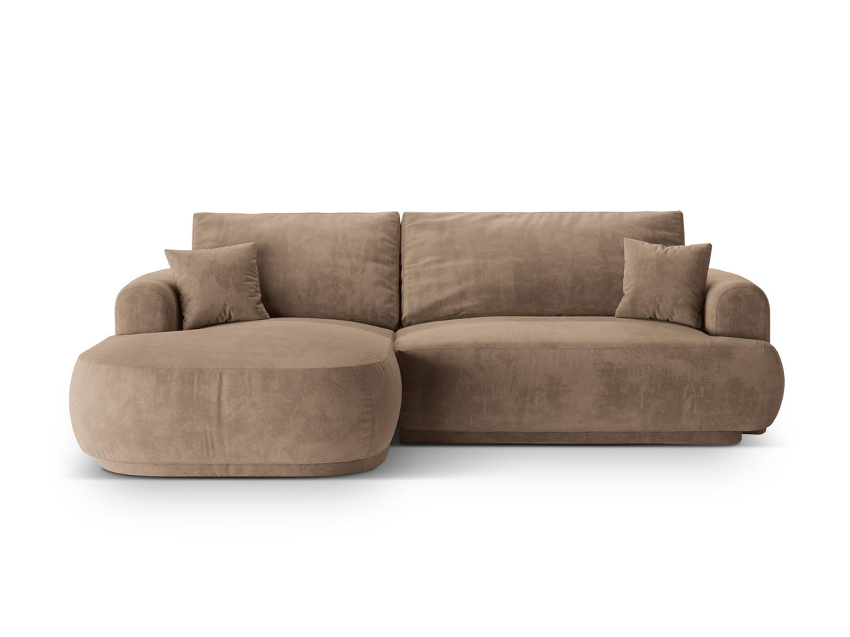Ecksofa Ella von Micadoni in Leichtes Beige mit Veloursstoff-Bezug, schwarzen Kunststoffbeinen und ausklappbarer Liegefläche links, Retro-Form.