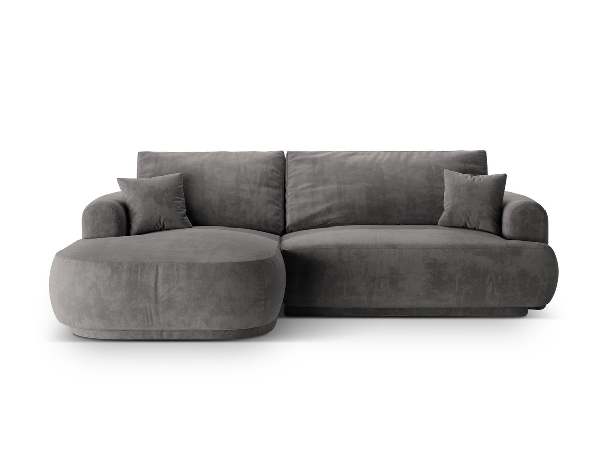 Ecksofa Ella von Micadoni in Leichtes Beige mit Veloursstoff-Bezug, schwarzen Kunststoffbeinen und ausklappbarer Liegefläche links, Retro-Form.