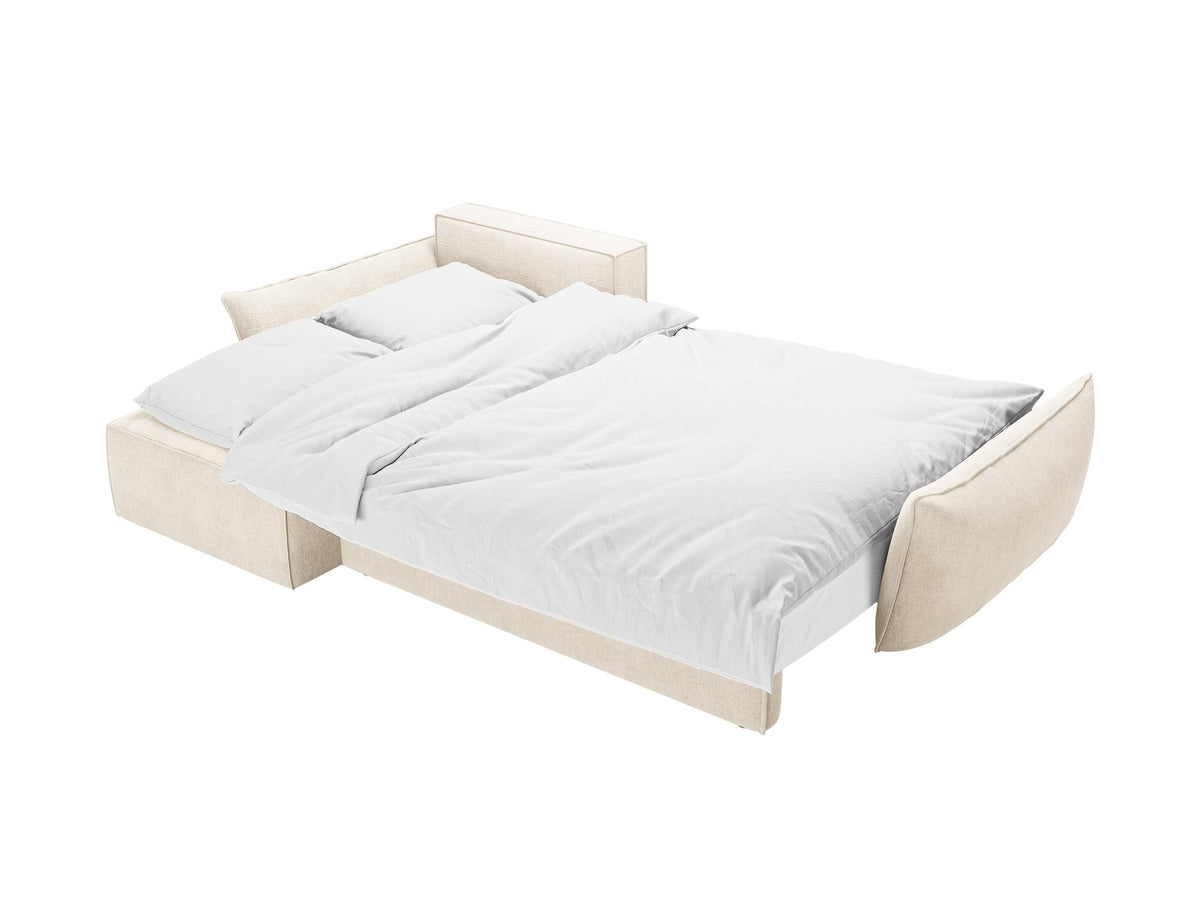 Linksseitiges Ecksofa Kaelle von Micadoni in leichtem Beige mit Chenille-Stoffbezug, schwarzen Kunststoffbeinen und ausklappbarem Bettkasten.