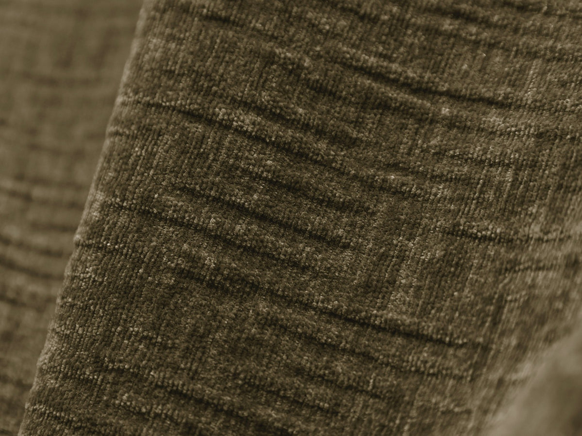 Linksseitiges Ecksofa Kaelle von Micadoni in leichtem Beige mit Chenille-Stoffbezug, schwarzen Kunststoffbeinen und ausklappbarem Bettkasten.