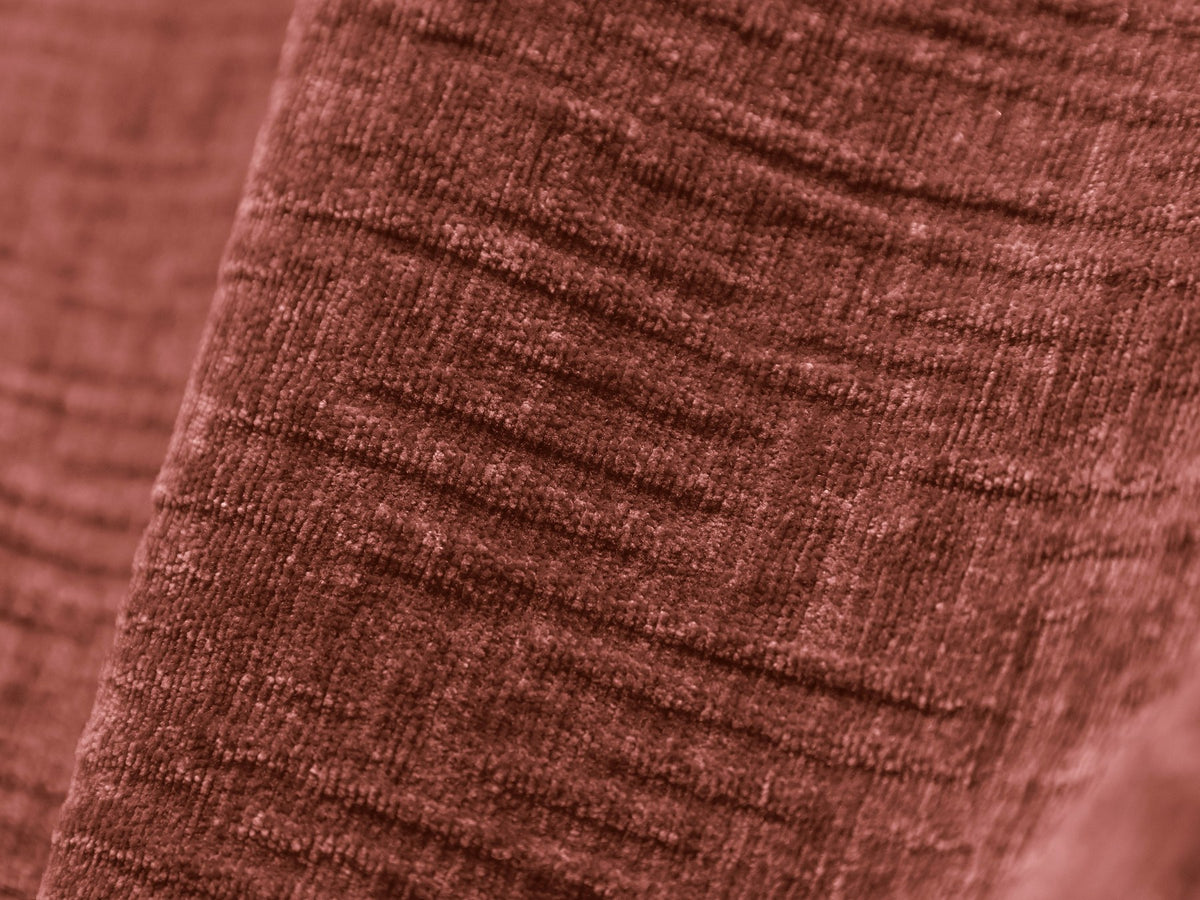 Linksseitiges Ecksofa Kaelle von Micadoni in leichtem Beige mit Chenille-Stoffbezug, schwarzen Kunststoffbeinen und ausklappbarem Bettkasten.