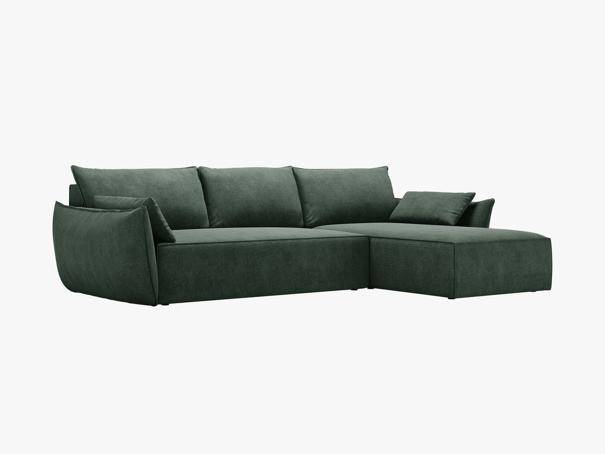 Linksseitiges Ecksofa Kaelle von Micadoni in leichtem Beige mit Chenille-Stoffbezug, schwarzen Kunststoffbeinen und ausklappbarem Bettkasten.