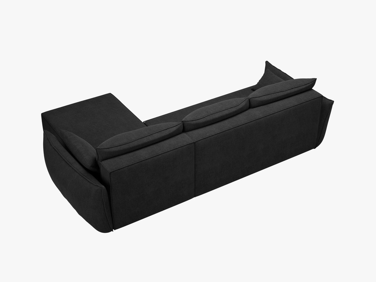 Linksseitiges Ecksofa Kaelle von Micadoni in leichtem Beige mit Chenille-Stoffbezug, schwarzen Kunststoffbeinen und ausklappbarem Bettkasten.
