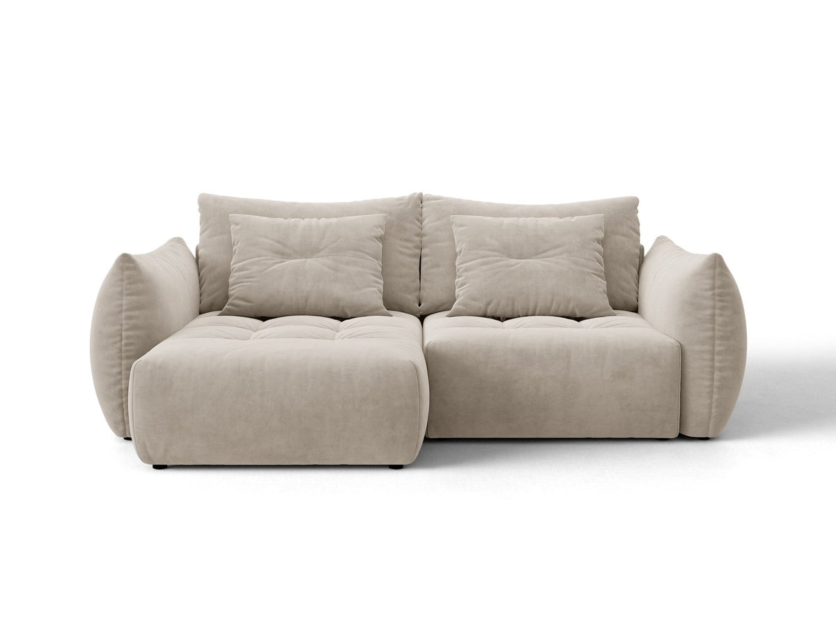 Ecksofa Bloom in Sand mit Velours-Bezug, schwarzen Kunststoffbeinen und ausklappbarer Schlaffunktion samt Bettkasten unter der Sitzfläche.
