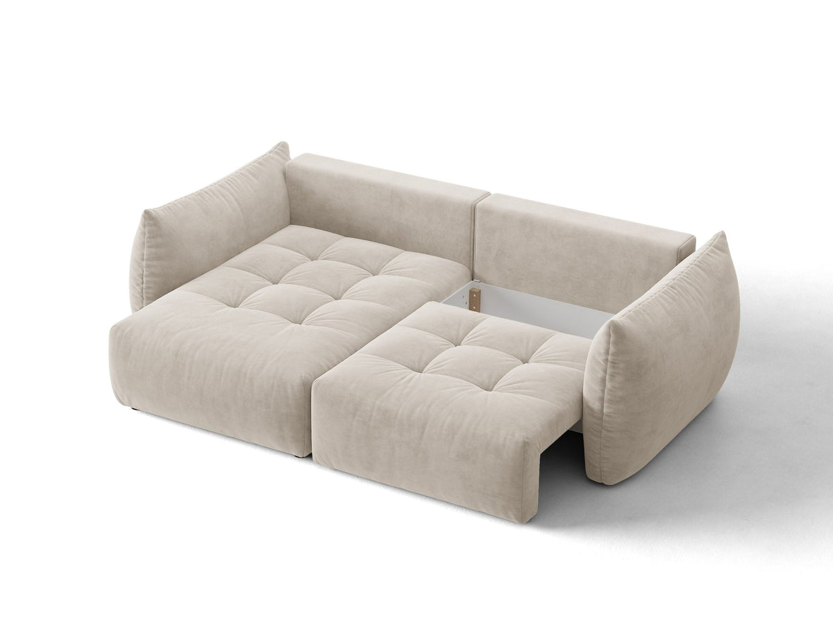Ecksofa Bloom in Sand mit Velours-Bezug, schwarzen Kunststoffbeinen und ausklappbarer Schlaffunktion samt Bettkasten unter der Sitzfläche.