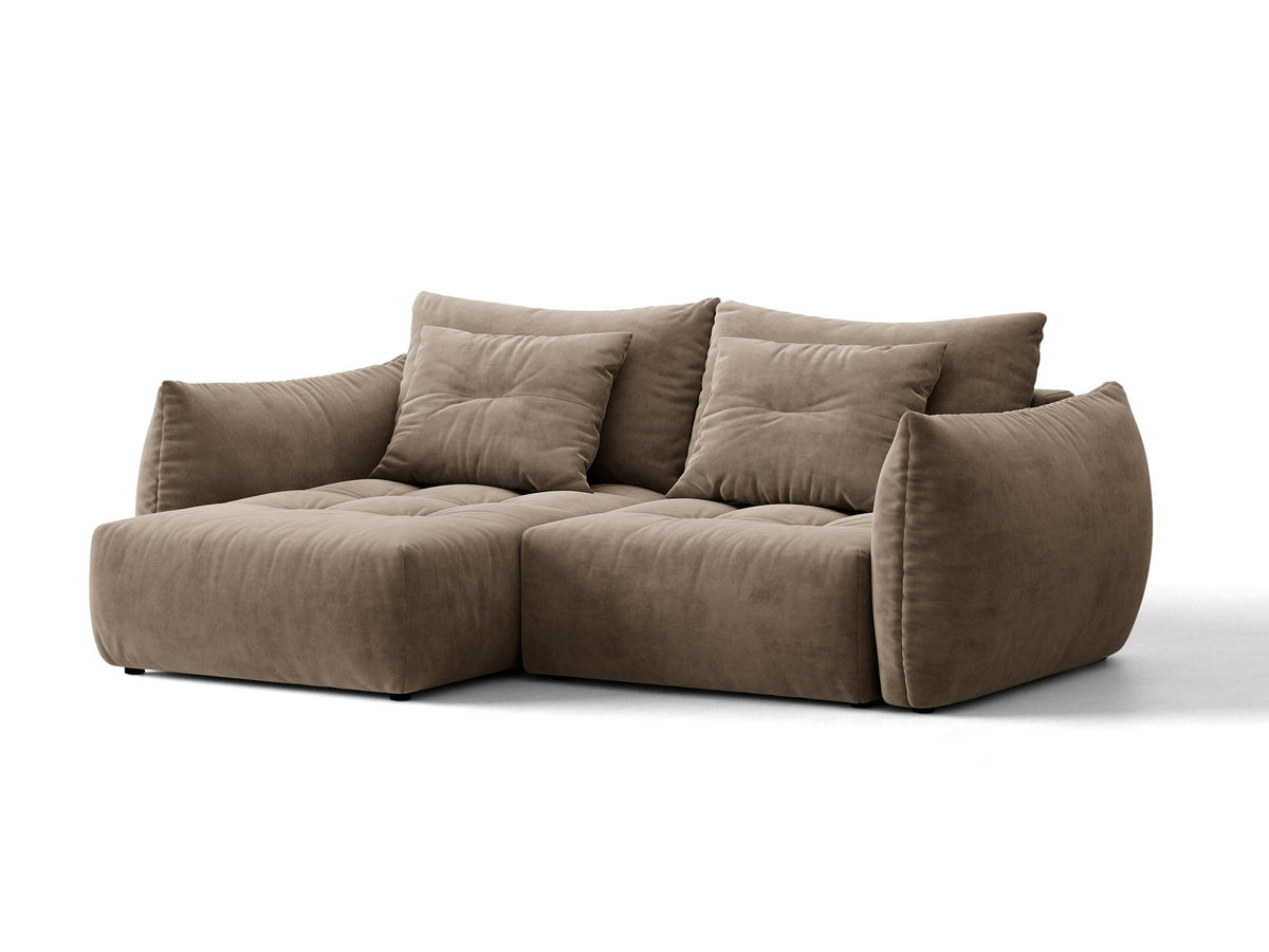 Ecksofa Bloom in Sand mit Velours-Bezug, schwarzen Kunststoffbeinen und ausklappbarer Schlaffunktion samt Bettkasten unter der Sitzfläche.