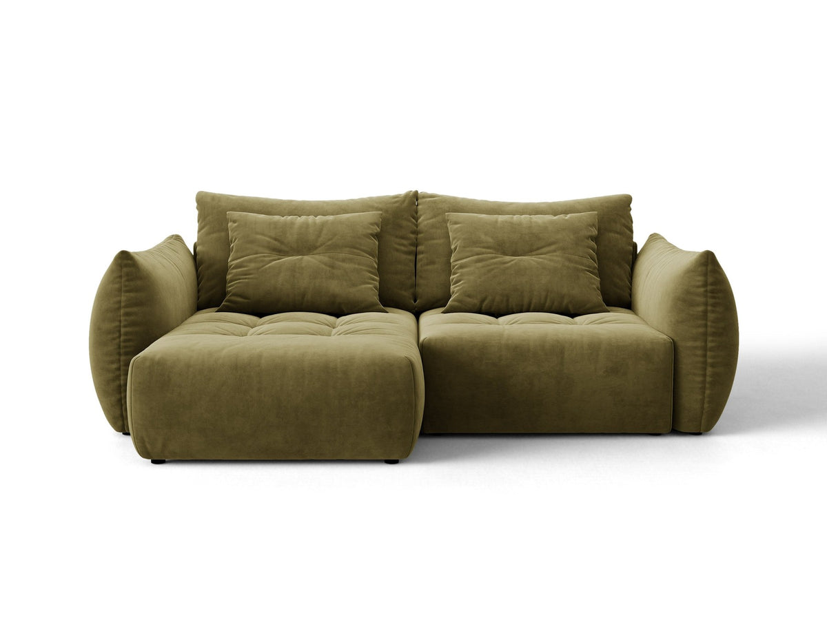 Ecksofa Bloom in Sand mit Velours-Bezug, schwarzen Kunststoffbeinen und ausklappbarer Schlaffunktion samt Bettkasten unter der Sitzfläche.