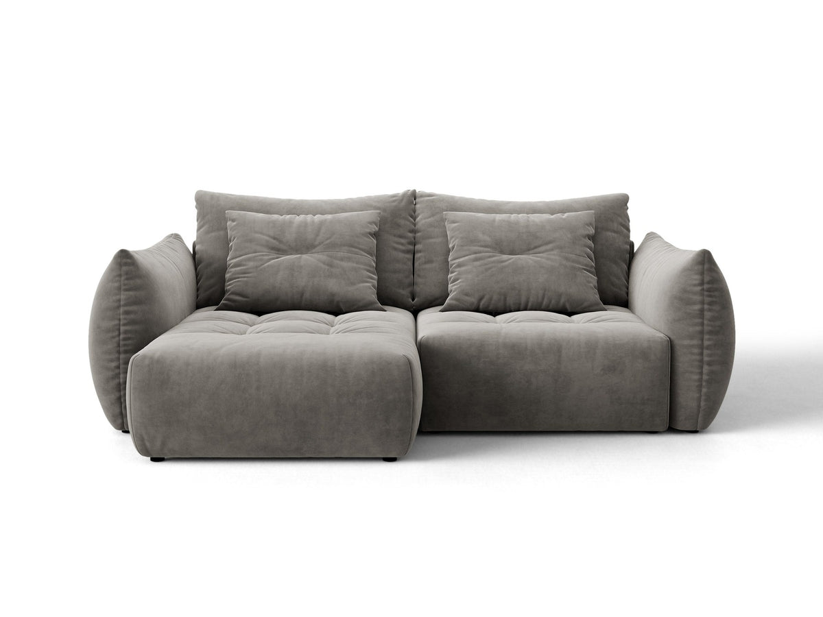 Ecksofa Bloom in Sand mit Velours-Bezug, schwarzen Kunststoffbeinen und ausklappbarer Schlaffunktion samt Bettkasten unter der Sitzfläche.