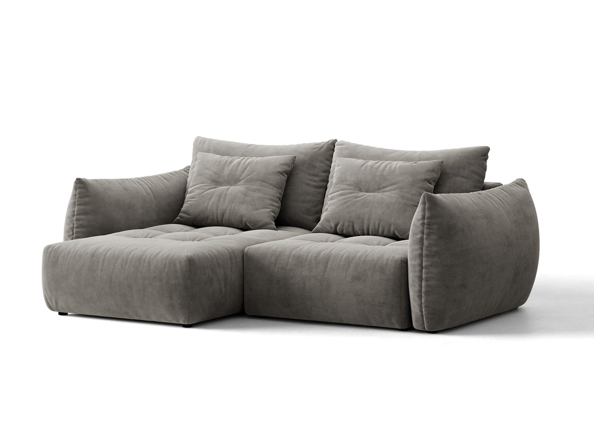 Ecksofa Bloom in Sand mit Velours-Bezug, schwarzen Kunststoffbeinen und ausklappbarer Schlaffunktion samt Bettkasten unter der Sitzfläche.
