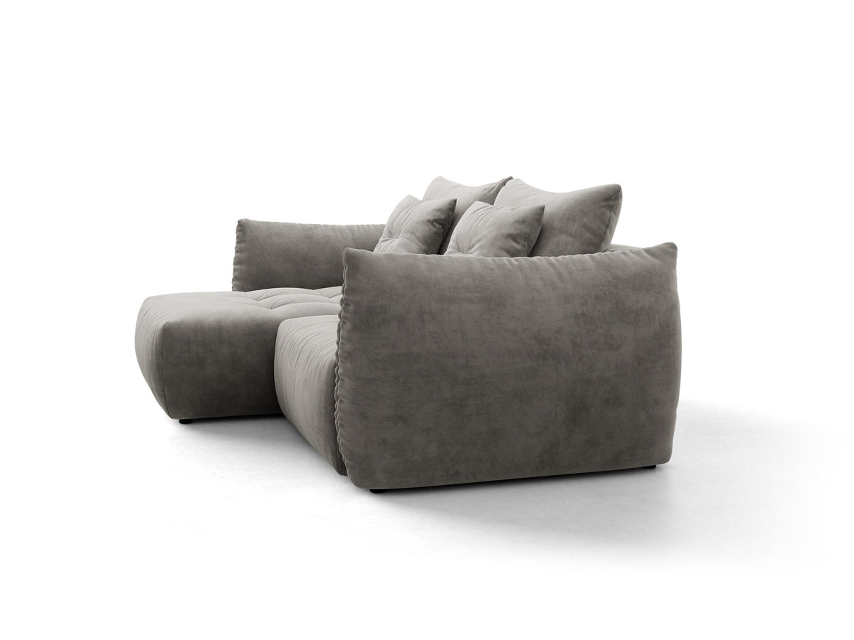 Ecksofa Bloom in Sand mit Velours-Bezug, schwarzen Kunststoffbeinen und ausklappbarer Schlaffunktion samt Bettkasten unter der Sitzfläche.