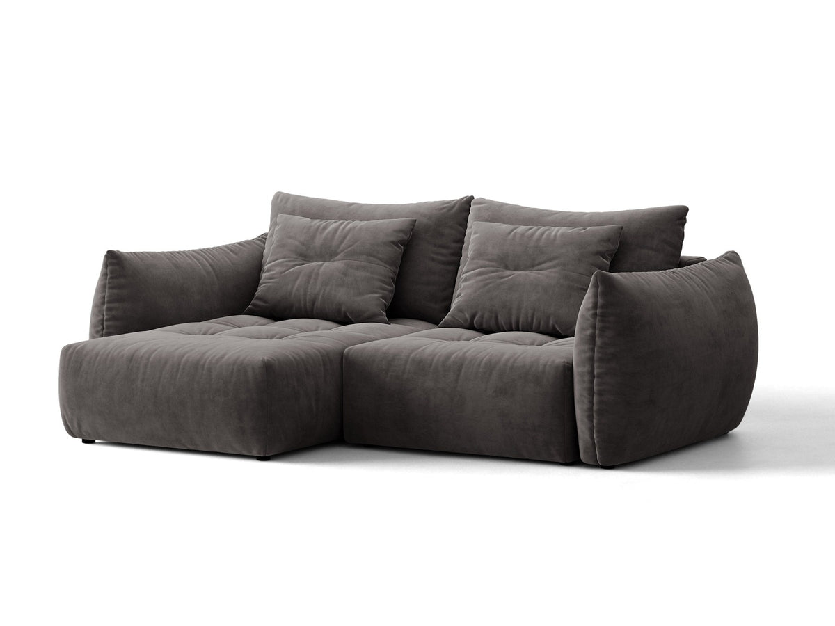 Ecksofa Bloom in Sand mit Velours-Bezug, schwarzen Kunststoffbeinen und ausklappbarer Schlaffunktion samt Bettkasten unter der Sitzfläche.