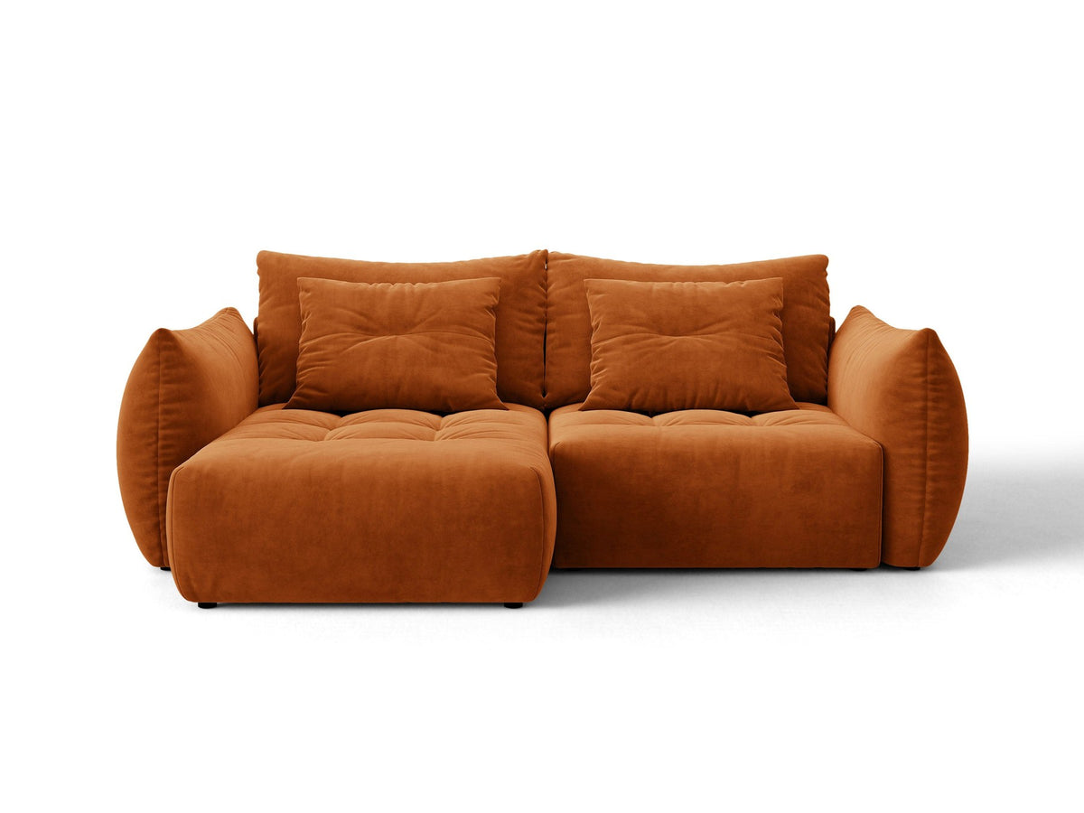 Ecksofa Bloom in Sand mit Velours-Bezug, schwarzen Kunststoffbeinen und ausklappbarer Schlaffunktion samt Bettkasten unter der Sitzfläche.