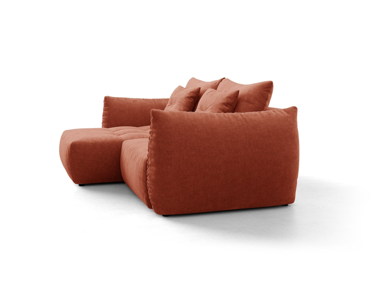 Ecksofa Bloom in Sand mit Velours-Bezug, schwarzen Kunststoffbeinen und ausklappbarer Schlaffunktion samt Bettkasten unter der Sitzfläche.