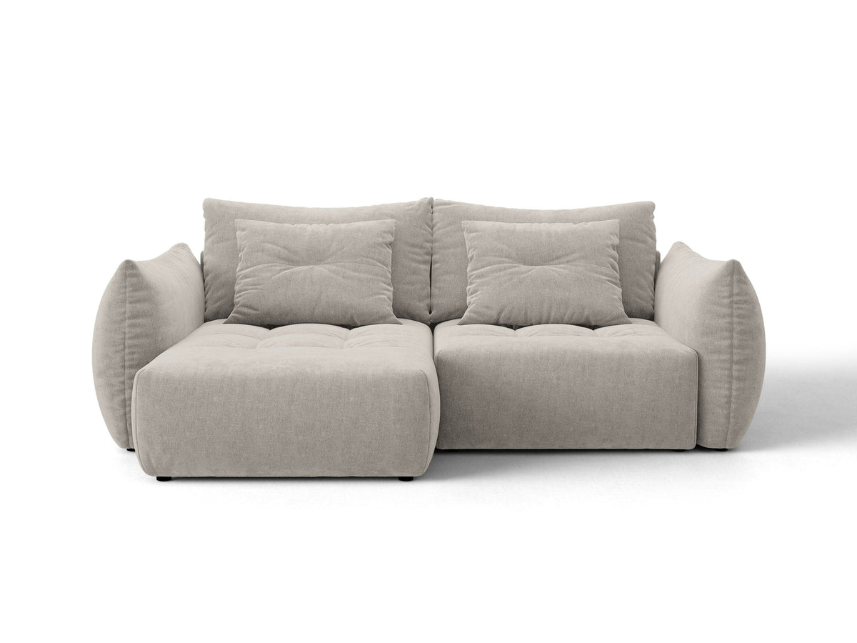 Ecksofa Bloom in Sand mit Velours-Bezug, schwarzen Kunststoffbeinen und ausklappbarer Schlaffunktion samt Bettkasten unter der Sitzfläche.