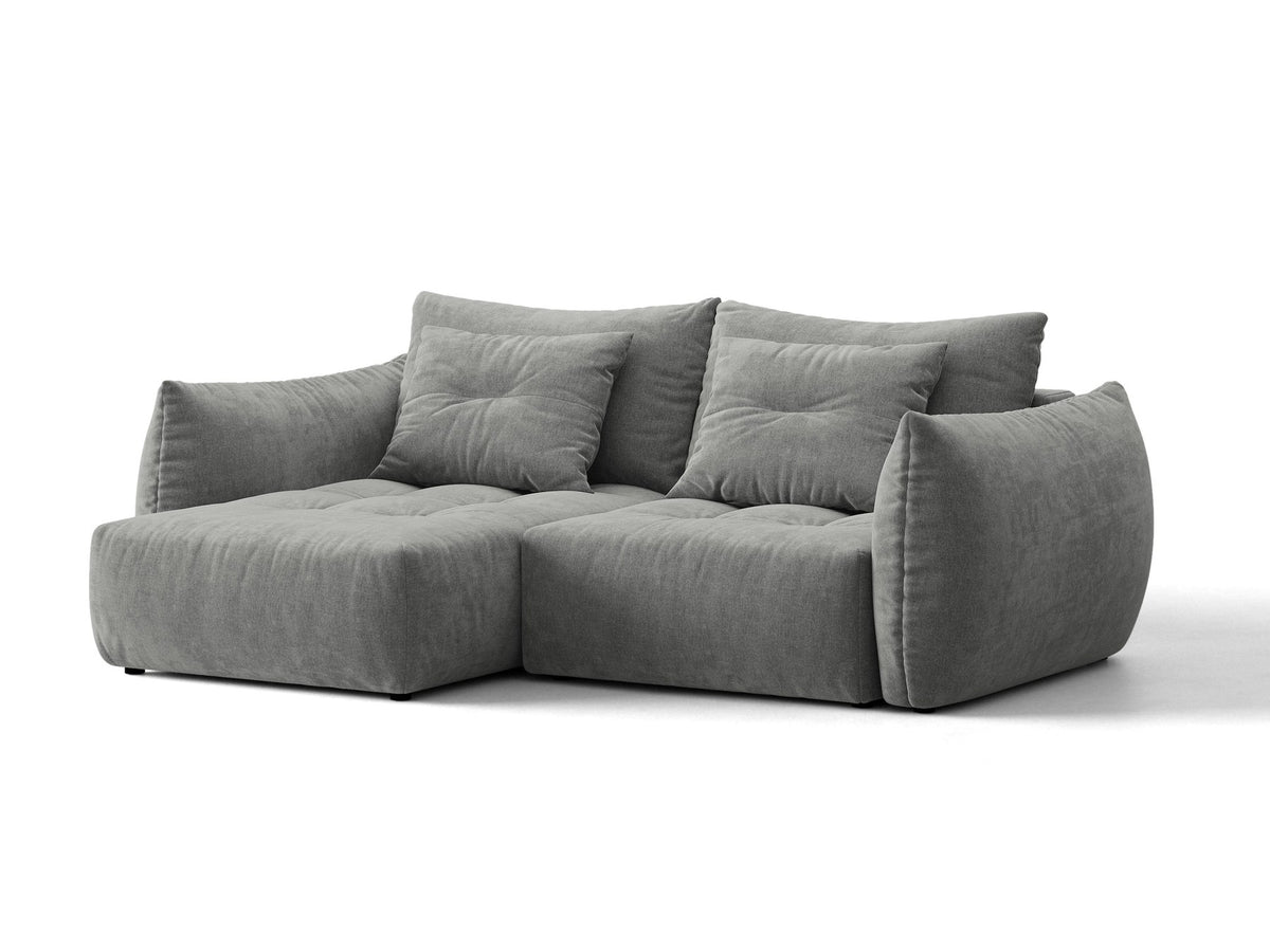 Ecksofa Bloom in Sand mit Velours-Bezug, schwarzen Kunststoffbeinen und ausklappbarer Schlaffunktion samt Bettkasten unter der Sitzfläche.