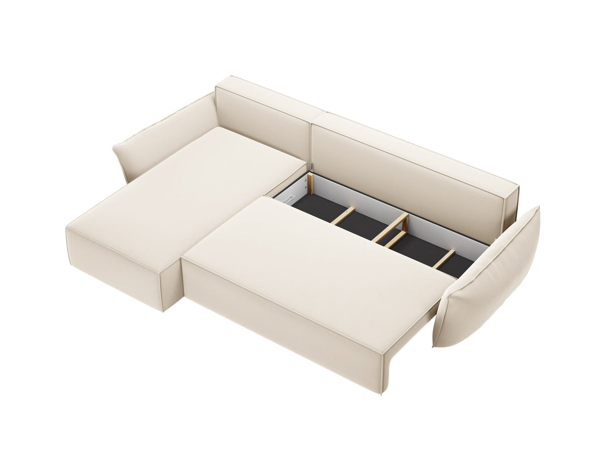 Linksseitiges Ecksofa Kaelle von Micadoni in leichtem Beige mit Chenille-Stoffbezug, schwarzen Kunststoffbeinen und ausklappbarem Bettkasten.