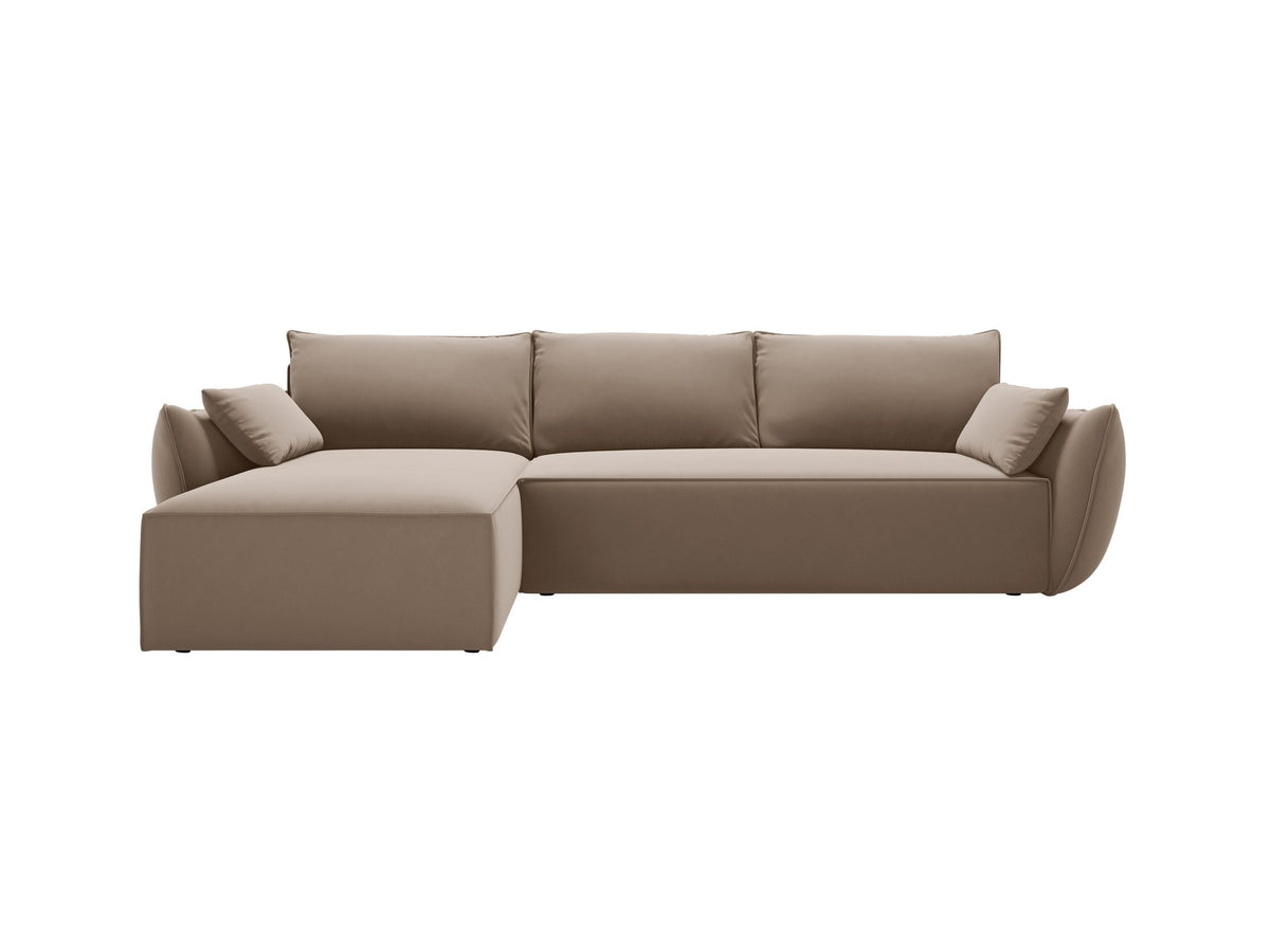 Linksseitiges Ecksofa Kaelle von Micadoni in leichtem Beige mit Chenille-Stoffbezug, schwarzen Kunststoffbeinen und ausklappbarem Bettkasten.