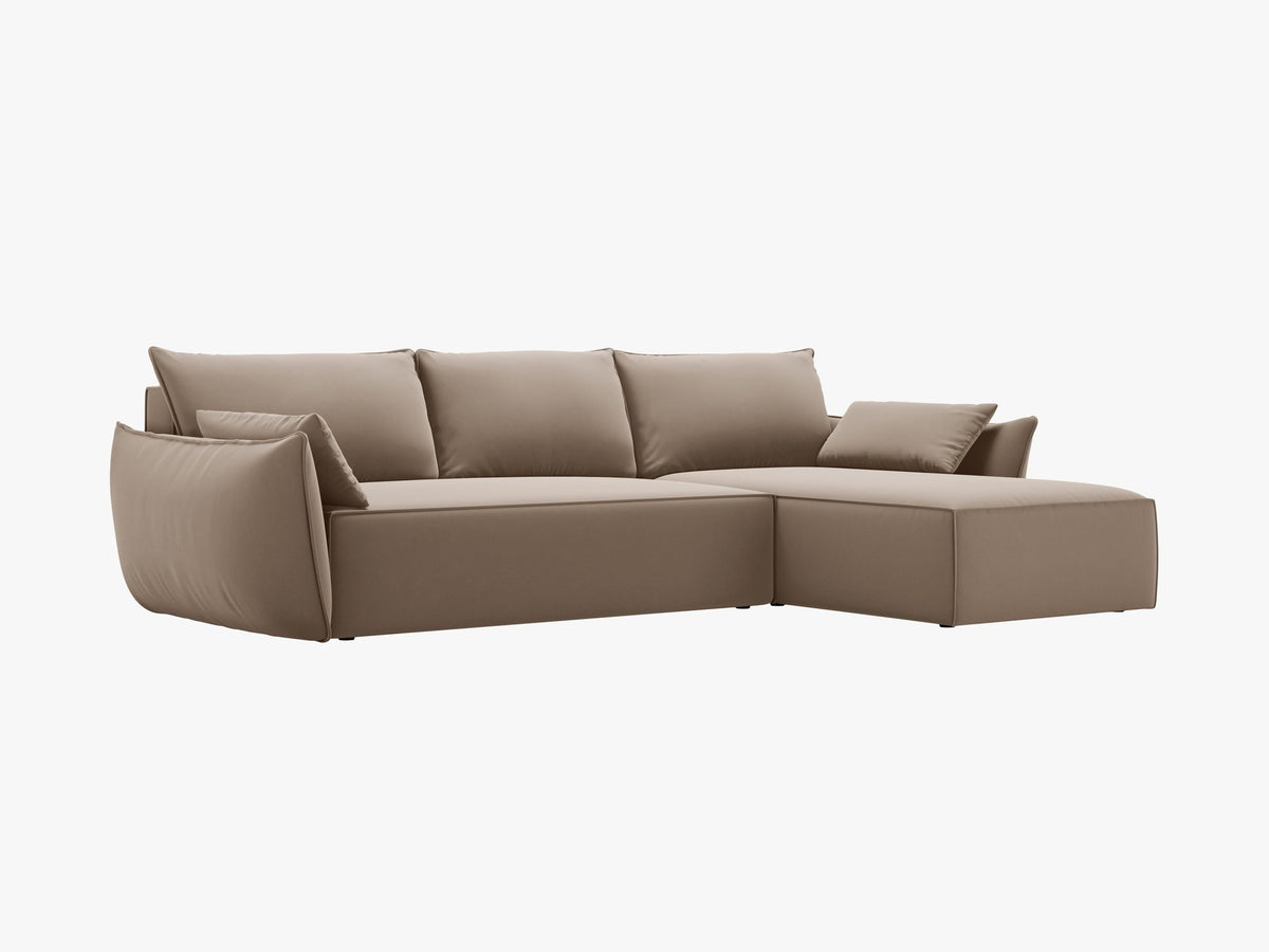 Linksseitiges Ecksofa Kaelle von Micadoni in leichtem Beige mit Chenille-Stoffbezug, schwarzen Kunststoffbeinen und ausklappbarem Bettkasten.