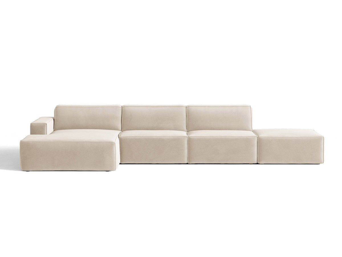 Ecksofa Jodie links von Micadoni in leichtem Beige mit Venus-Samtstoff, schwarzen Kunststoffbeinen und niedriger Rückenlehne.