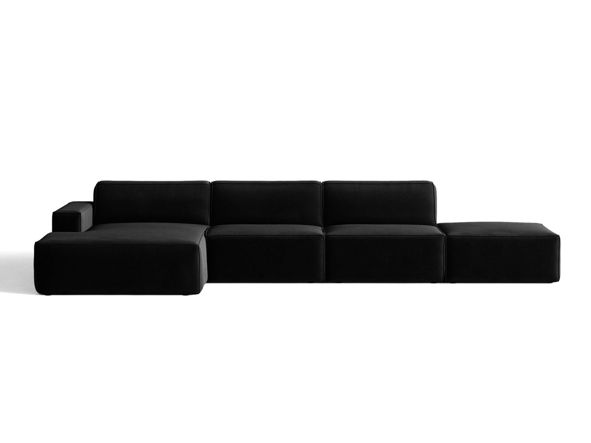 Ecksofa Jodie links von Micadoni in leichtem Beige mit Venus-Samtstoff, schwarzen Kunststoffbeinen und niedriger Rückenlehne.