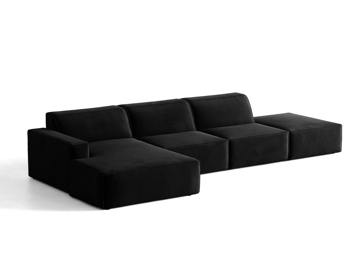 Ecksofa Jodie links von Micadoni in leichtem Beige mit Venus-Samtstoff, schwarzen Kunststoffbeinen und niedriger Rückenlehne.