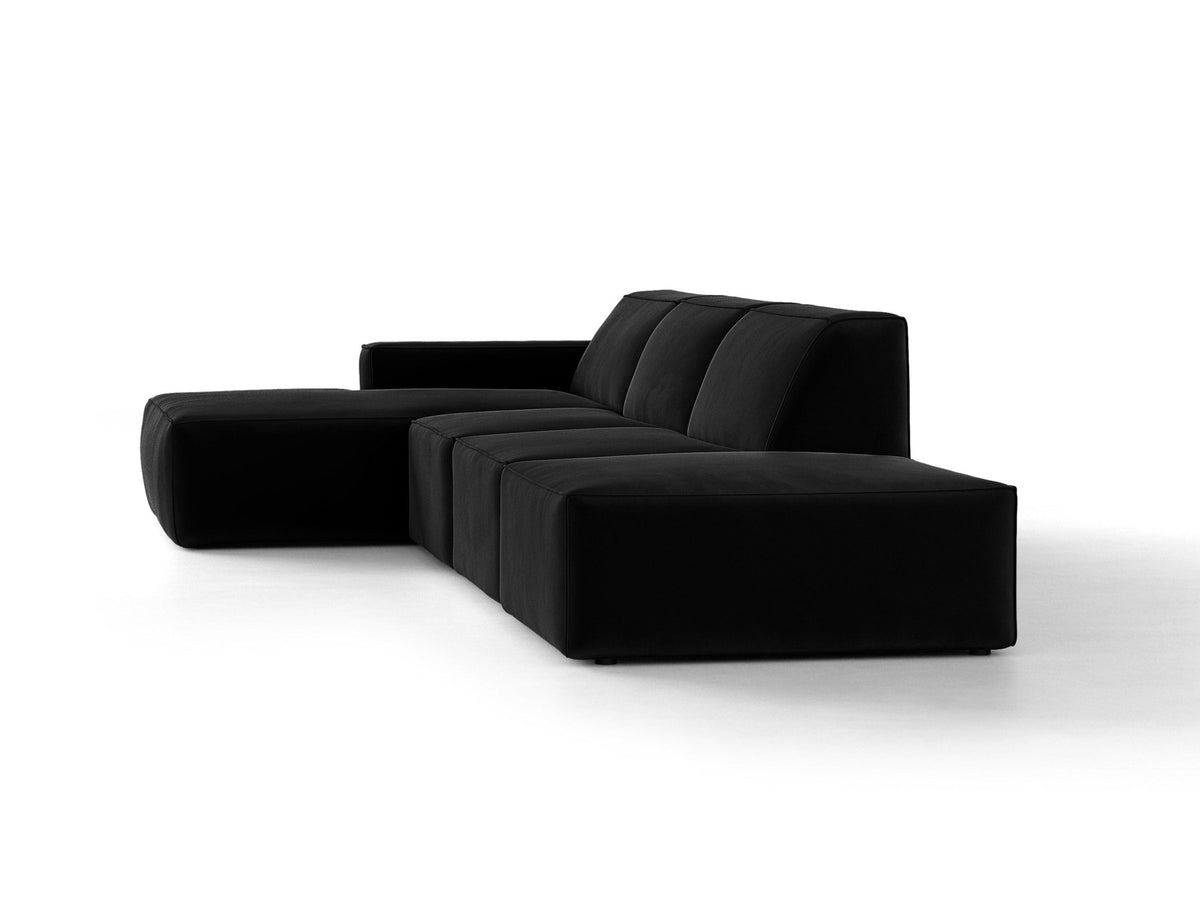 Ecksofa Jodie links von Micadoni in leichtem Beige mit Venus-Samtstoff, schwarzen Kunststoffbeinen und niedriger Rückenlehne.