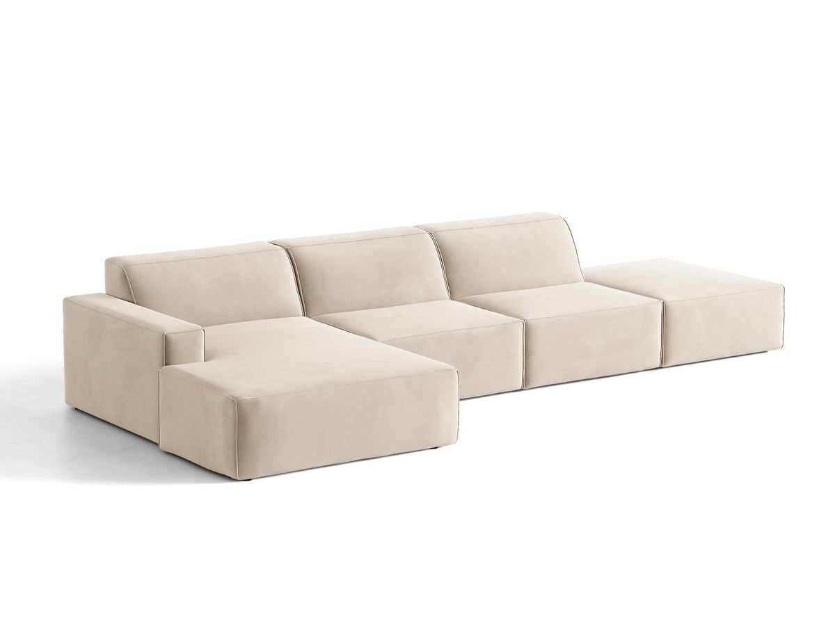 Ecksofa Jodie links von Micadoni in leichtem Beige mit Venus-Samtstoff, schwarzen Kunststoffbeinen und niedriger Rückenlehne.