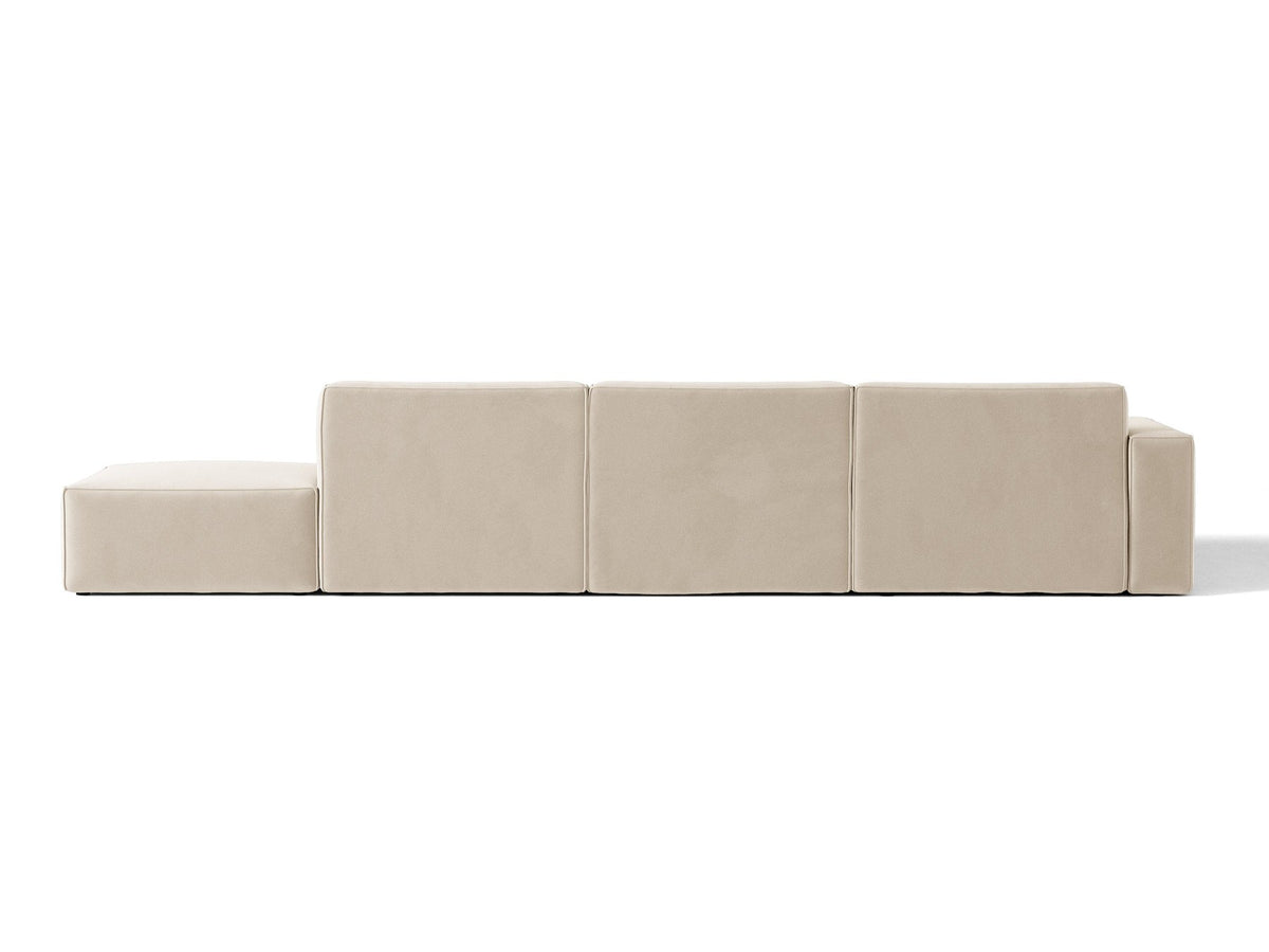 Ecksofa Jodie links von Micadoni in leichtem Beige mit Venus-Samtstoff, schwarzen Kunststoffbeinen und niedriger Rückenlehne.